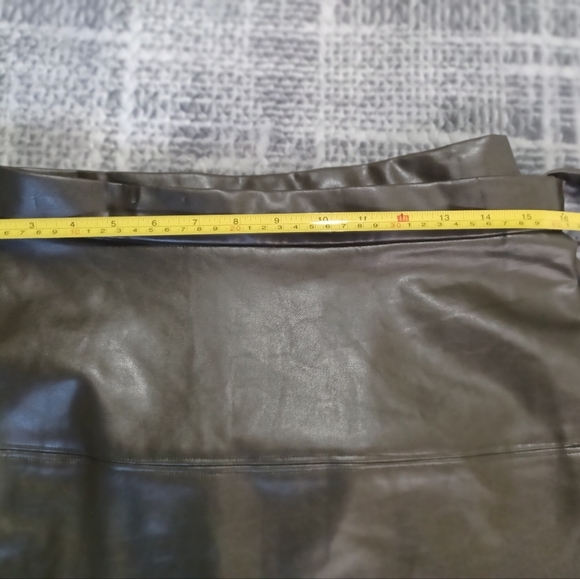 Twenty To Seven Olive Faux leather Short skirt Belted sz L - Picture 6 of 10